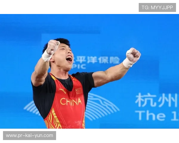 “举重选手挑战极限重量，高新体育中心赛场掀起运动高潮”